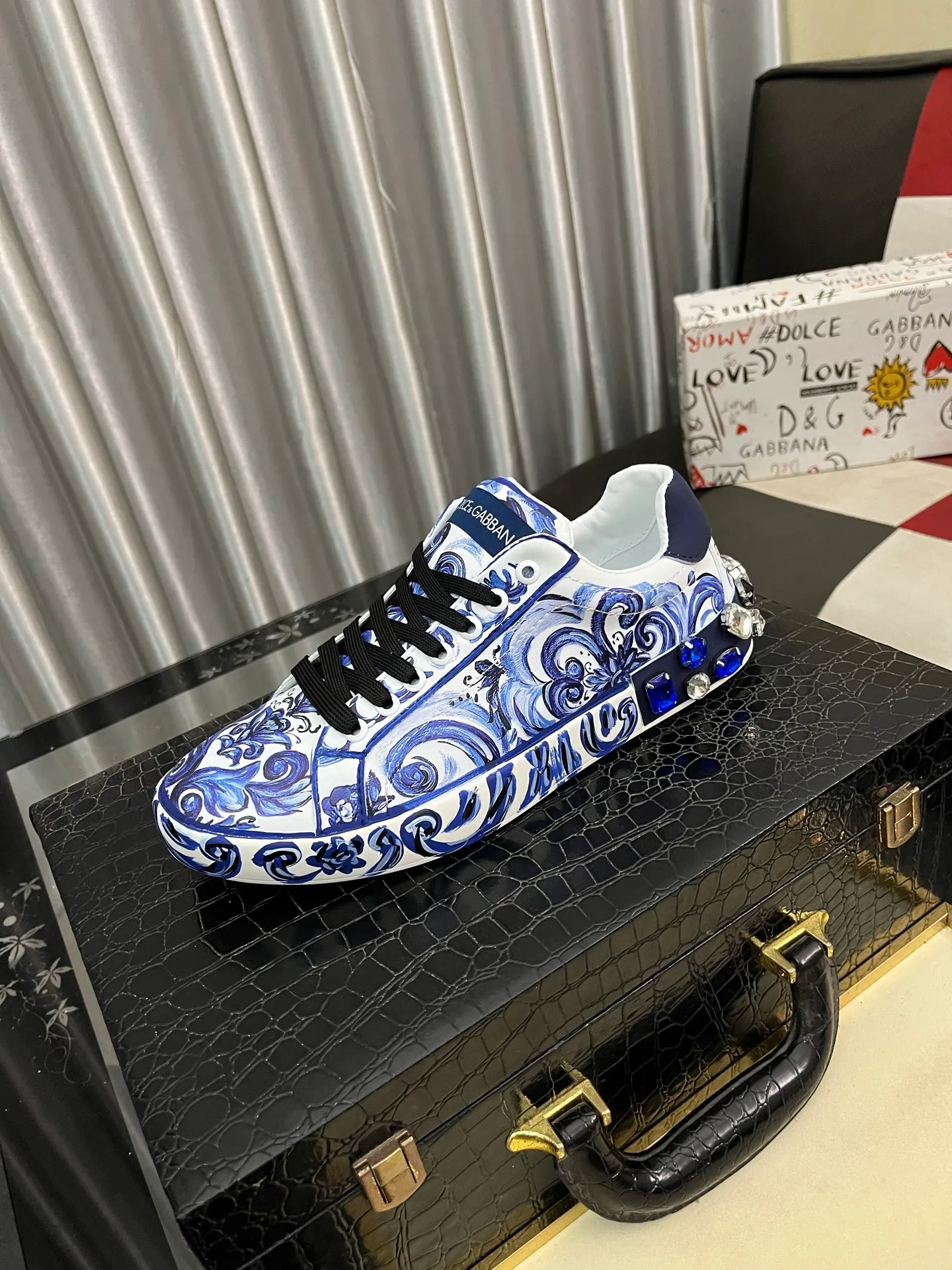 Men's shoes 💰500⌚️⌚️Dolce & Gabbana/DG heavy industry series, new casual fashion shoes 👟Simple and elegant style, fashionable and exclusive👑Fashionable and generous. Original breathable cotton + hand-painted craftsmanship, comfortable breathable lining. Exquisite luxury, super A level! Compared with the genuine product at the counter, the version is no worse at all💕Size: 35-462⃣️Color selection